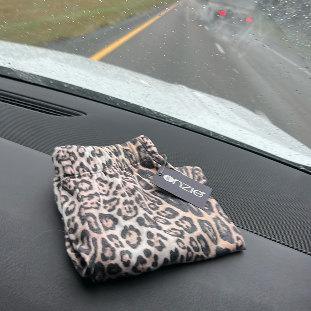 Onzie Printed Leopard Leggings ~ Large (8-10) ~ Black & Brown!